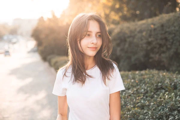 Jovem Mulher Andando Rua Pôr Sol — Fotografia de Stock