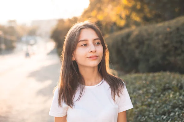 Jovem Mulher Caminhando Rua Pôr Sol — Fotografia de Stock