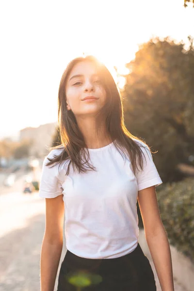 Nette Junge Frau Spaziert Bei Sonnenuntergang Durch Die Stadt — Stockfoto