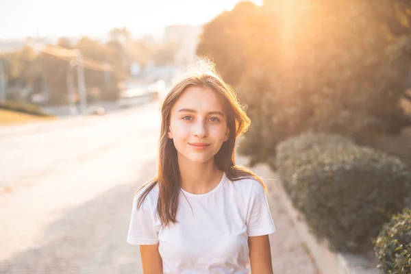Fröhliche Junge Frau Spaziert Bei Sonnenuntergang Durch Die Stadt — Stockfoto