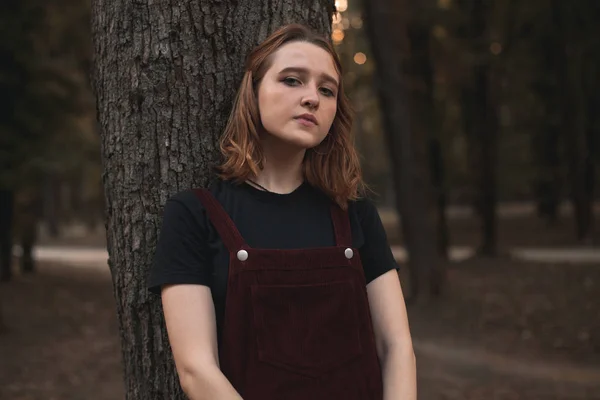 Jonge Vrouw Wandelen Het Park Bij Avond — Stockfoto