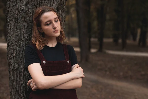 Jonge Vrouw Het Park Bij Avond — Stockfoto