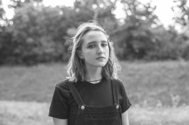 Genç kadın açık havada akşam portresi