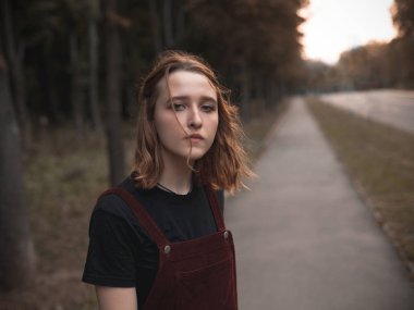 Akşam saatlerinde açık havada yürüyen genç kadın