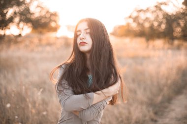 Sonbahar günbatımı açık havada Genç bir kadın portresi