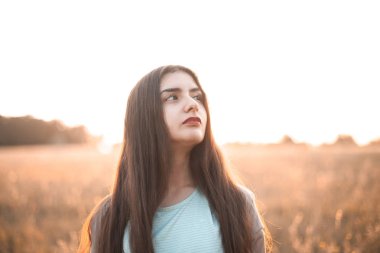 Akşam sahasının sonbaharda genç esmer kadın