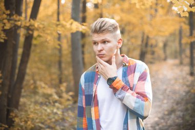 Yakışıklı adam ormanda yürüyüş