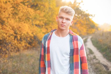 Ormanın yürüyüş yakışıklı delikanlı. Sonbahar