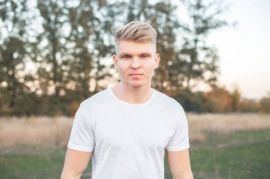 Genç adam açık havada akşam