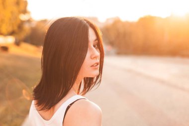 Şehirde akşam yürüyüş güzel genç kadın