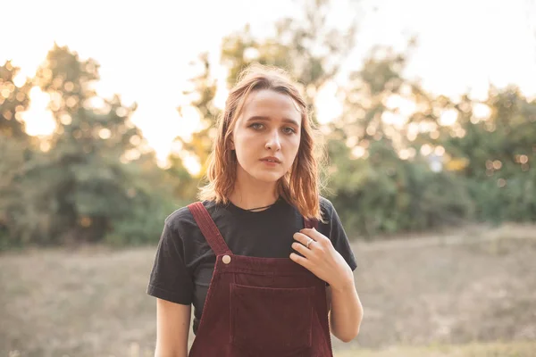 Portret Van Jonge Vrouwelijke Buitenshuis Bij Avond — Stockfoto