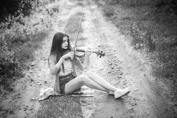 Giovane Donna Che Suona Violino Nella Foresta — Foto Stock