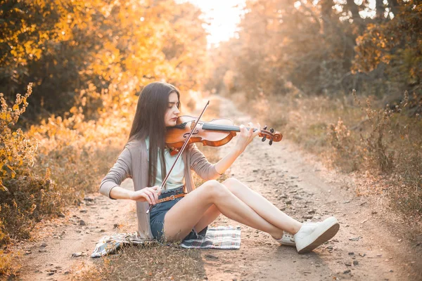 Young Woman Sitting Forest Playing Violin — Stock Photo, Image