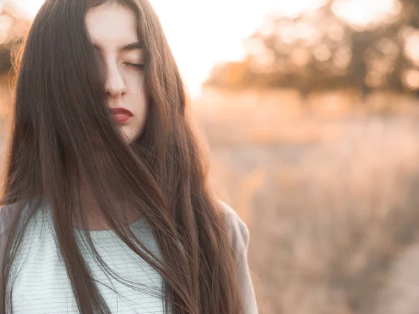 Portret Kobiety Brunetki Zewnątrz Zamkniętymi Oczami — Zdjęcie stockowe