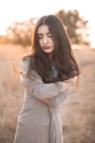 Portret Van Een Jonge Vrouw Buiten Herfst — Stockfoto