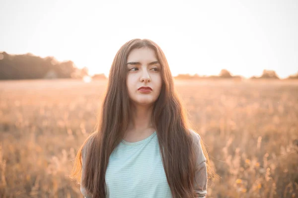 Junge Frau Herbst Auf Dem Feld — Stockfoto