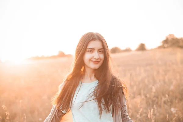 Fröhliche Junge Frau Bei Sonnenuntergang Auf Dem Feld — Stockfoto