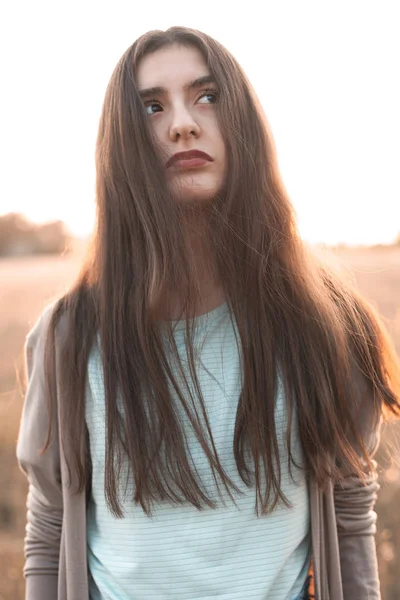 Красивая Молодая Женщина Поле Закате — стоковое фото
