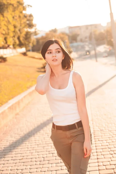 Jovem Mulher Bonita Andando Cidade Sob Luz Sol — Fotografia de Stock