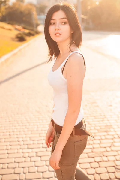 Joven Hermosa Mujer Caminando Ciudad Bajo Luz Del Sol —  Fotos de Stock