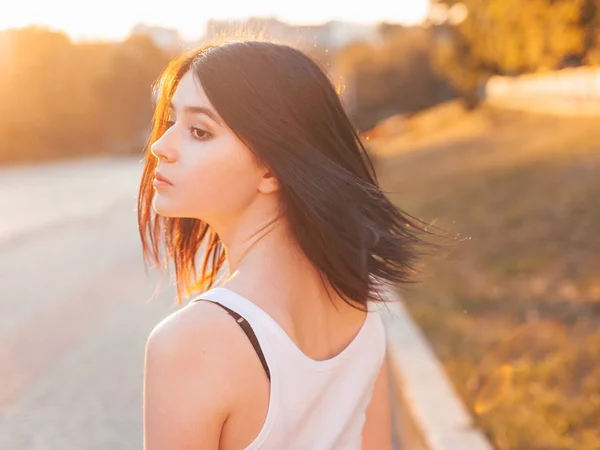 Mooie Jonge Vrouw Lopen Stad Bij Zonsondergang — Stockfoto