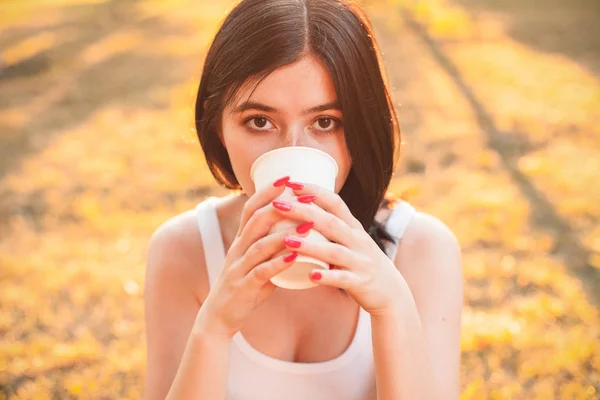 Kobieta Picia Kawiarnia Świeżym Powietrzu — Zdjęcie stockowe