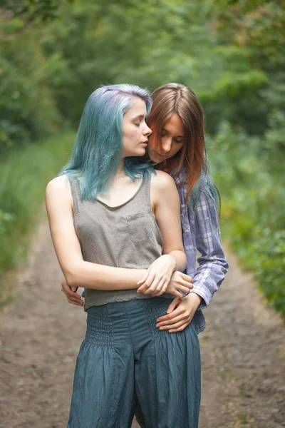 Δύο Νεαρές Γυναίκες Περνούν Χρόνο Τους Μαζί Στο Δάσος — Φωτογραφία Αρχείου