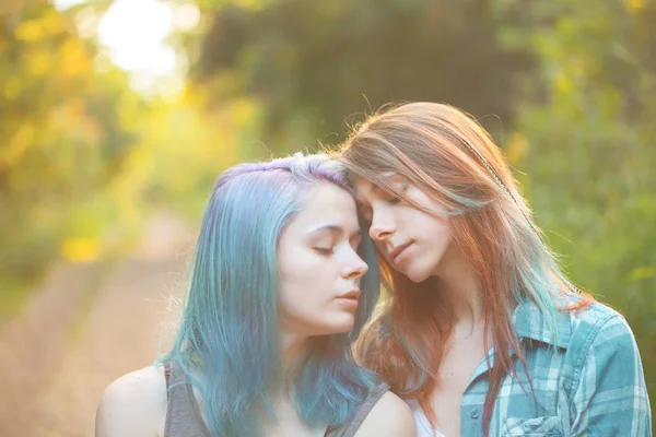 Deux Filles Assises Dans Forêt — Photo