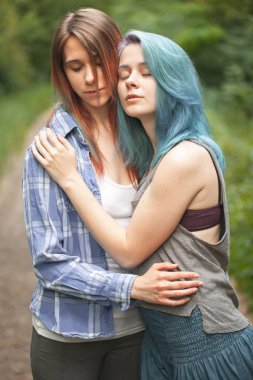 İki en iyi arkadaş ormanda birlikte zaman geçirmek