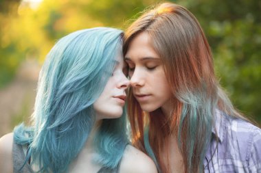 Ormanda birlikte oturan iki genç kadın. Yakın çekim