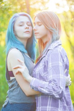 Ormanda sarılma iki genç kadın.