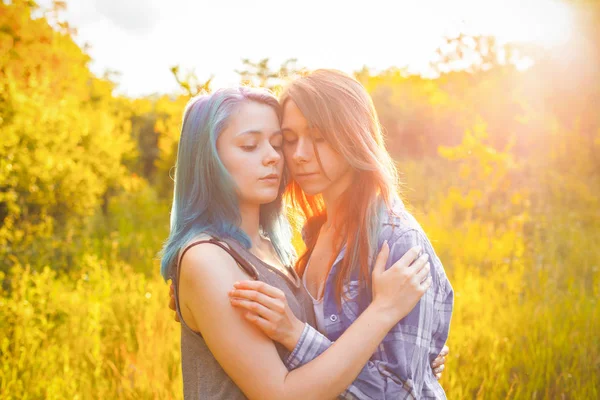 Two Young Women Hugging Light Sunset — Stock Photo, Image