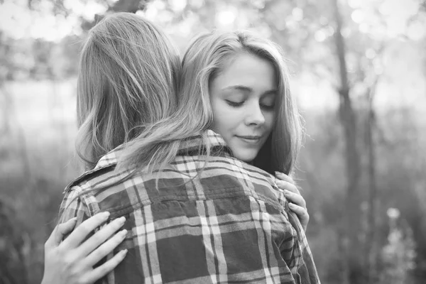 Dwie Młode Kobiety Przytulają Się Zewnątrz Czarno Białe — Zdjęcie stockowe