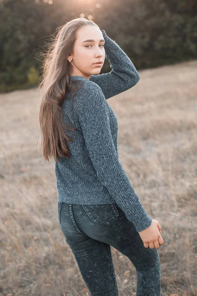 Young Woman Walking Outdoors Sunset — Stock Photo, Image