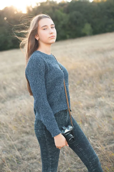 Aantrekkelijke Jonge Vrouw Met Camera Lopen Het Veld — Stockfoto
