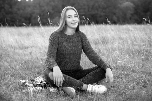 Young Woman Sitting Field Smiles Black White — Stock Photo, Image