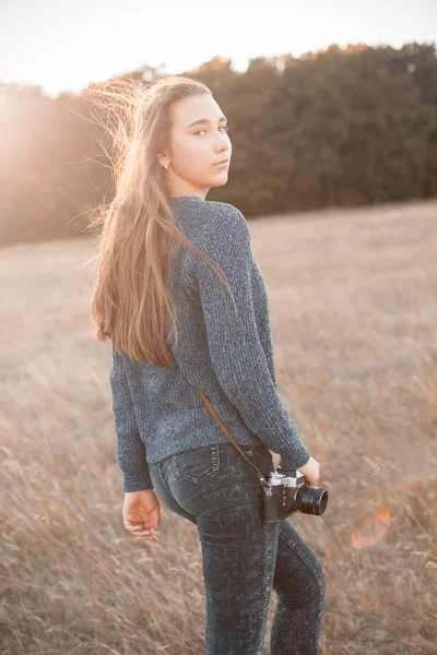 Mujer Alegre Con Cámara Caminando Aire Libre Bajo Luz Del —  Fotos de Stock