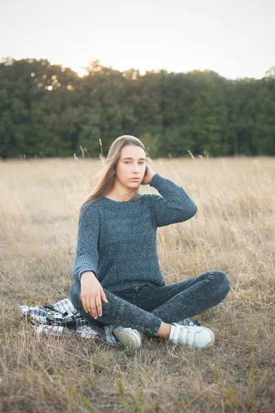 Attraktives Mädchen Auf Dem Feld — Stockfoto