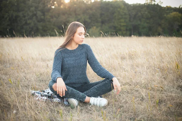 Aantrekkelijke Jonge Vrouw Zittend Het Veld — Stockfoto