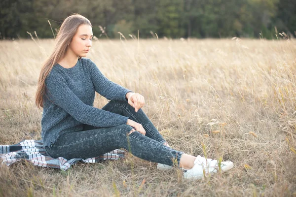 Mooie Jonge Vrouw Zittend Het Veld Bij Zonsondergang — Stockfoto