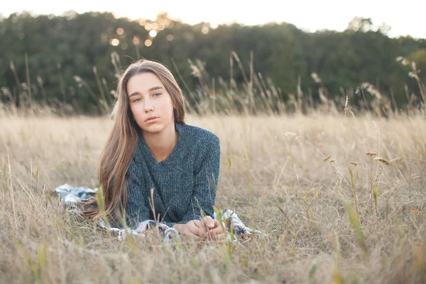 Jolie Fille Couchée Sur Terrain — Photo