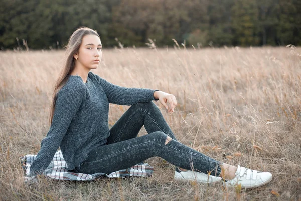 Schöne Junge Frau Sitzt Auf Dem Feld — Stockfoto