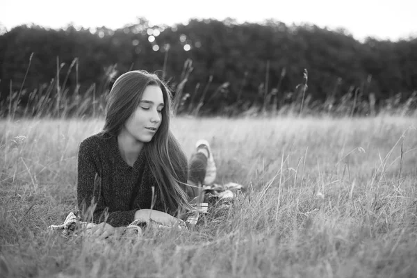 Красивая Молодая Женщина Лежит Траве Черное Белое — стоковое фото