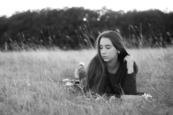 Jonge Vrouw Liggend Het Gras Zwart Wit — Stockfoto