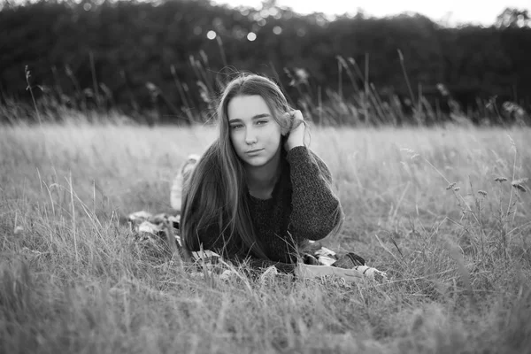 Junge Frau Auf Dem Gras Liegend Schwarz Weiß — Stockfoto