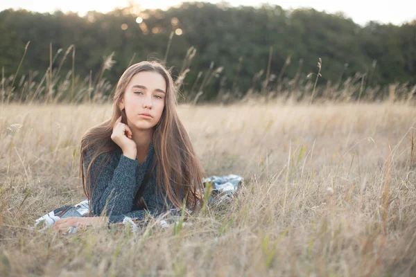 Krásná Dívka Ležící Trávě Při Západu Slunce — Stock fotografie