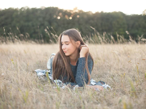 Vacker Ung Kvinna Som Ligger Fältet — Stockfoto