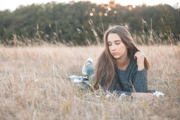 Vacker Flicka Som Ligger Gräset Vid Solnedgången — Stockfoto