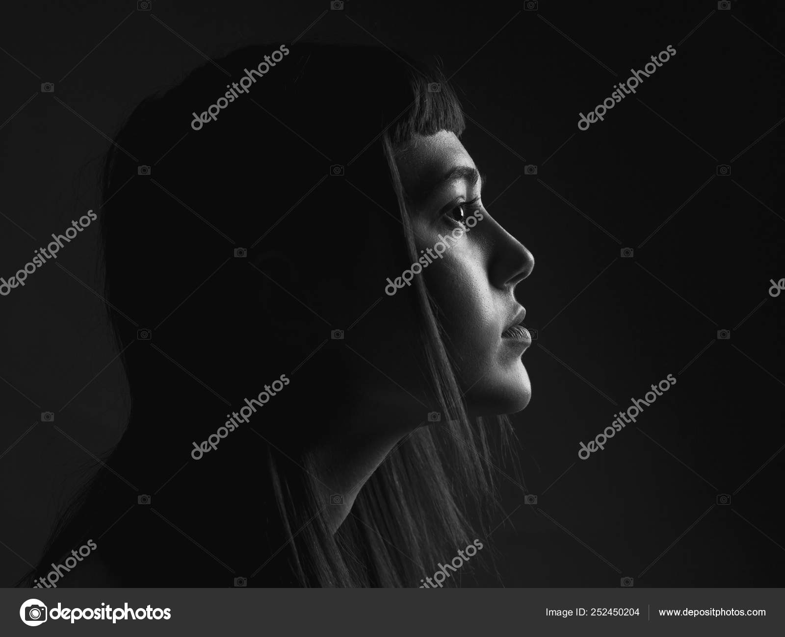 Retrato preto e branco no perfil de uma jovem pensativa, triste e