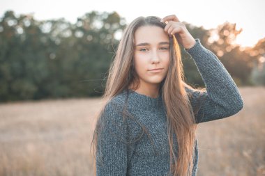 Güzel genç kadın yürüyüş üzerinde bu alan